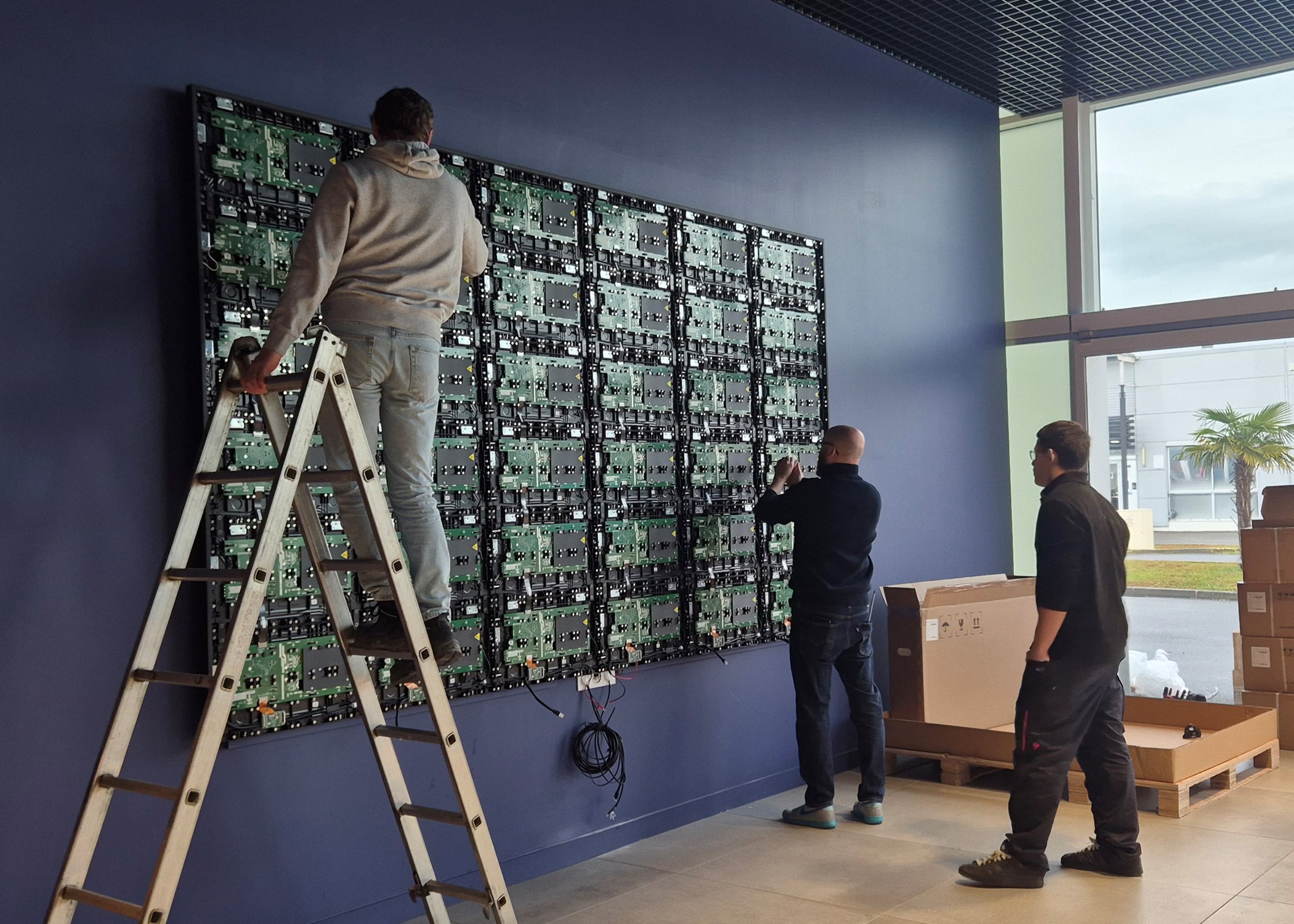 An immersive visual experience to enhance the BMW Pau Lescar showroom